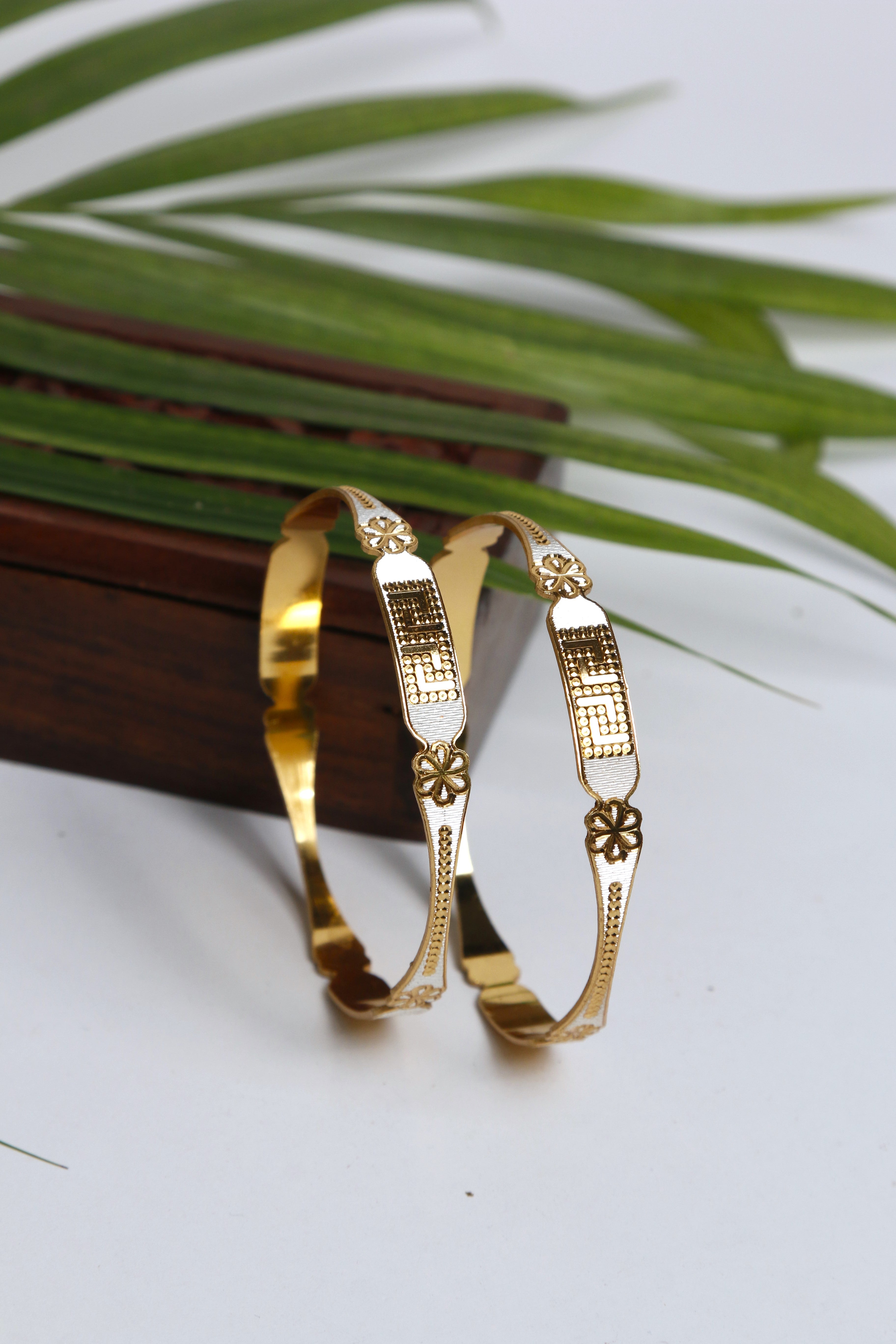 Gold Bangle Set with Elegant Straight Lines